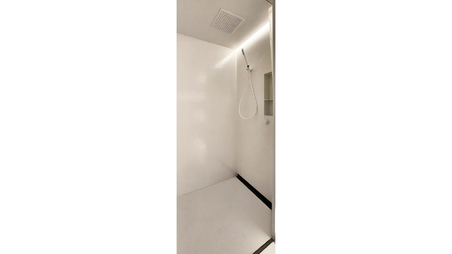 mobile sanitary unit with shower